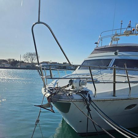 Nuit Insolite Bateau A Quai - Port Saint Louis Du Rhone 外观 照片