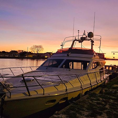 Nuit Insolite Bateau A Quai - Port Saint Louis Du Rhone 外观 照片