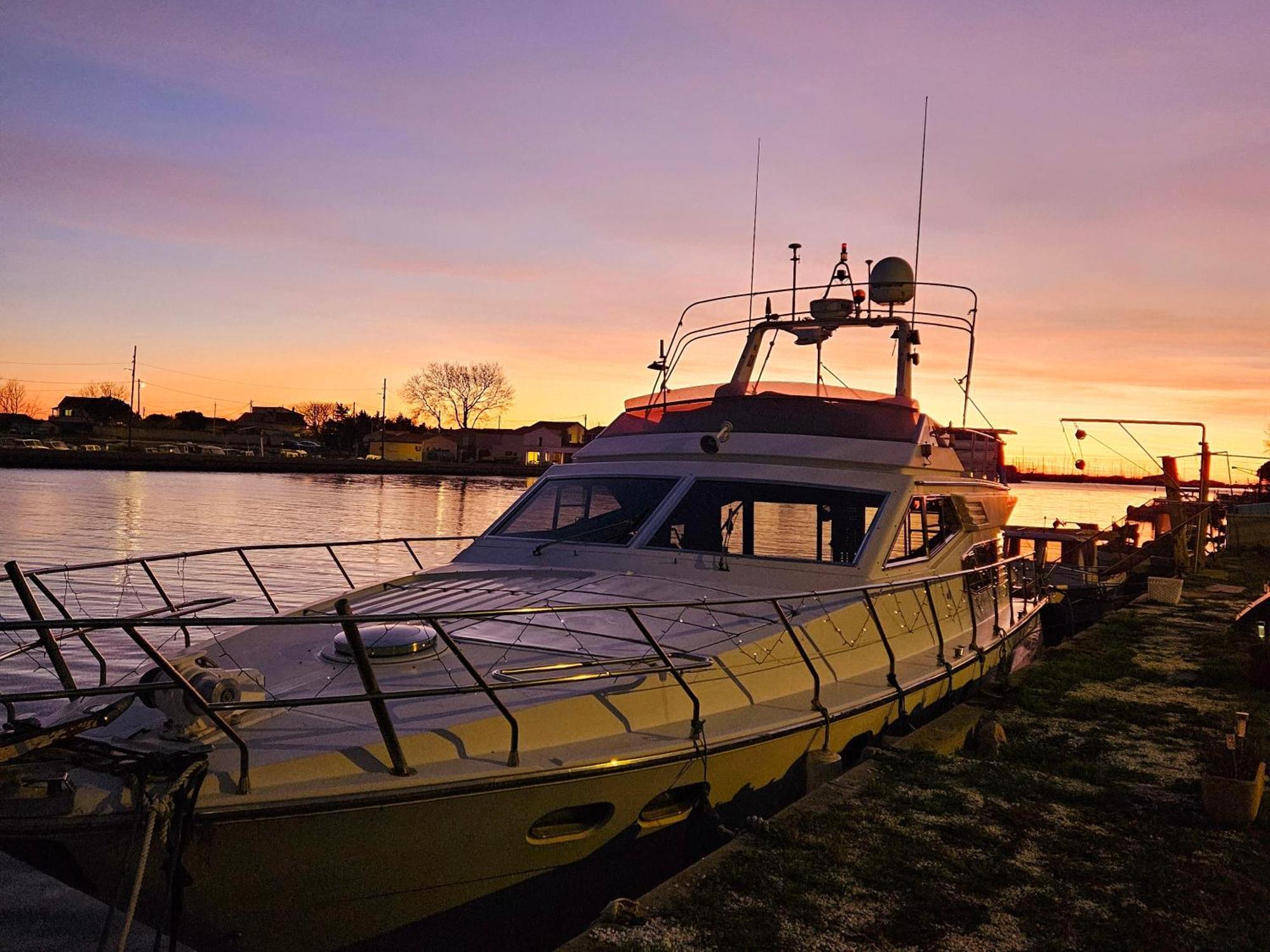 Nuit Insolite Bateau A Quai - Port Saint Louis Du Rhone 外观 照片