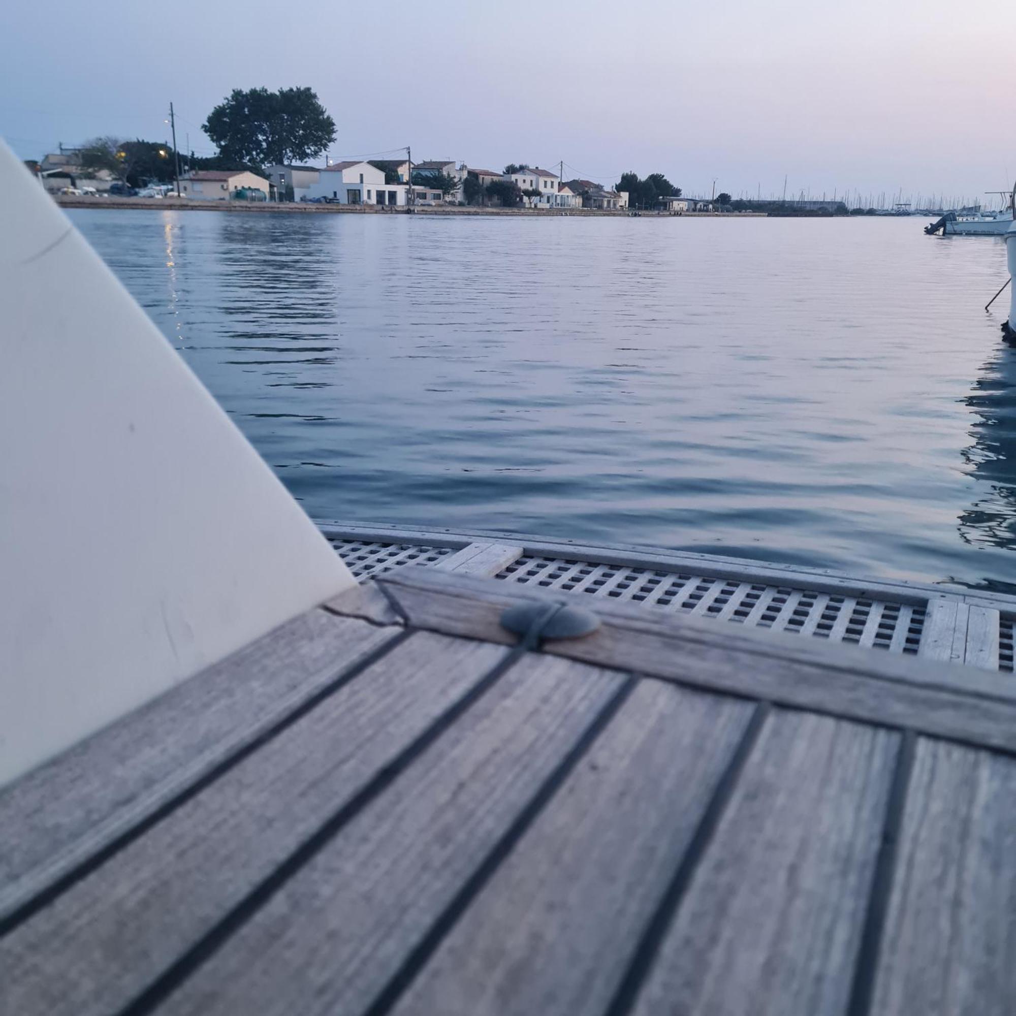 Nuit Insolite Bateau A Quai - Port Saint Louis Du Rhone 外观 照片
