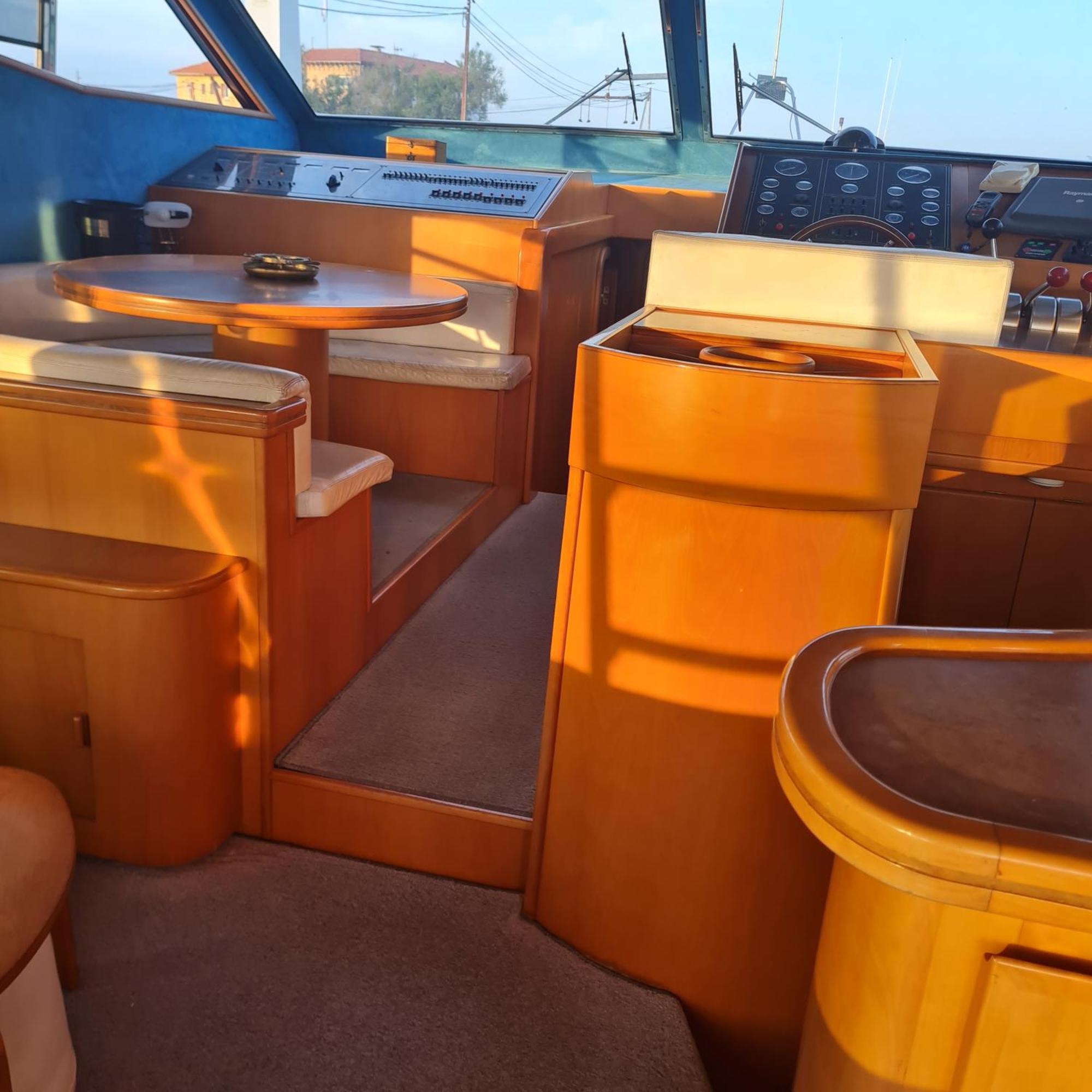 Nuit Insolite Bateau A Quai - Port Saint Louis Du Rhone 外观 照片